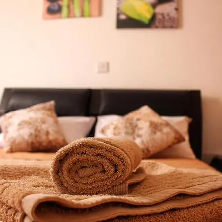 Cozy Poolside Apartman *