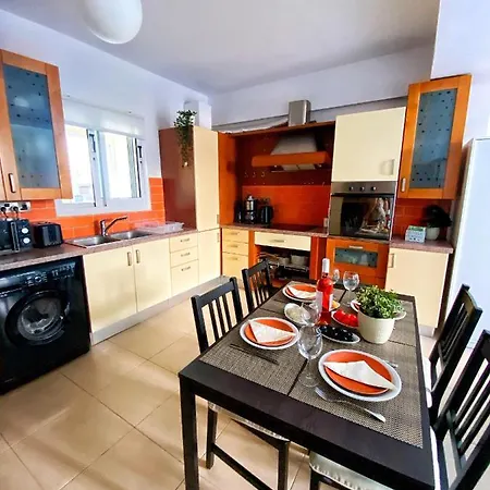 Cozy Poolside Apartman