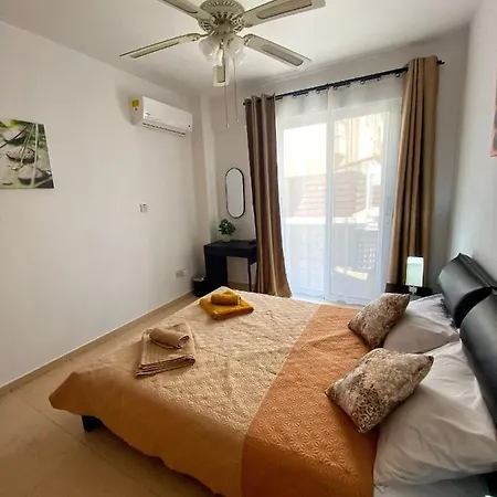 Cozy Poolside Apartament *