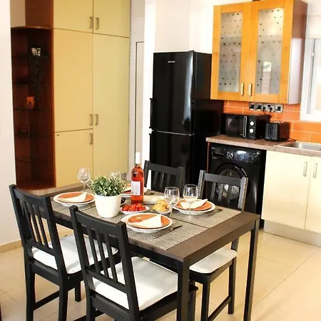 Cozy Poolside Apartament Pafos