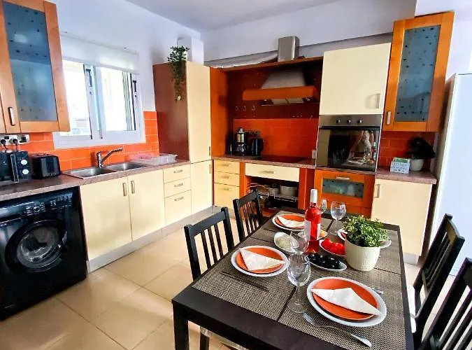 Cozy Poolside Apartmán